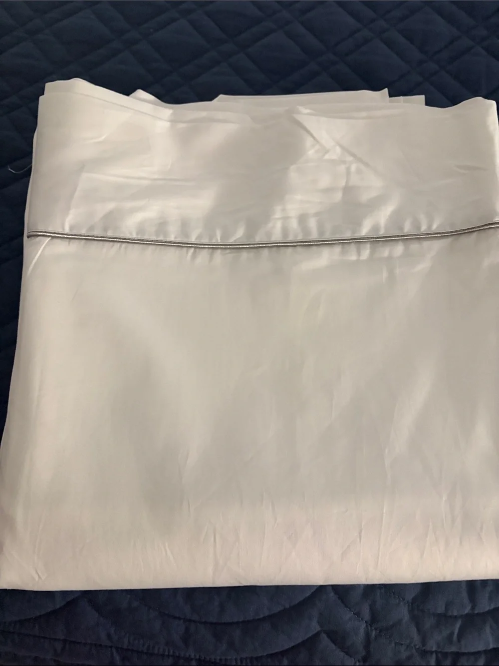 2 flat queen sheets. Never used.